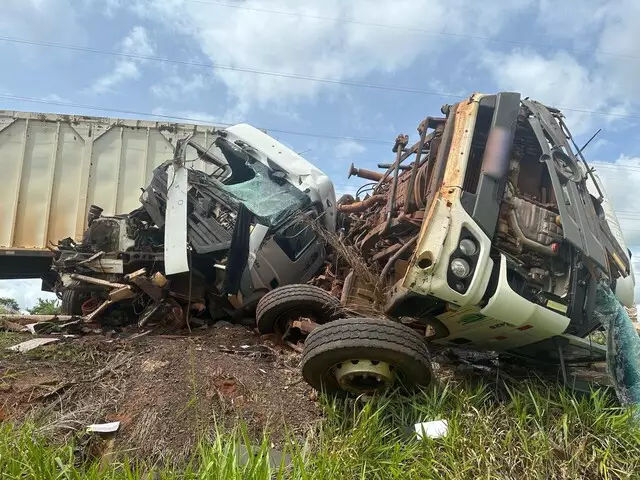 Tr S Lagoas Acidente Entre Carreta E Caminh O Na Br Veja O V Deo